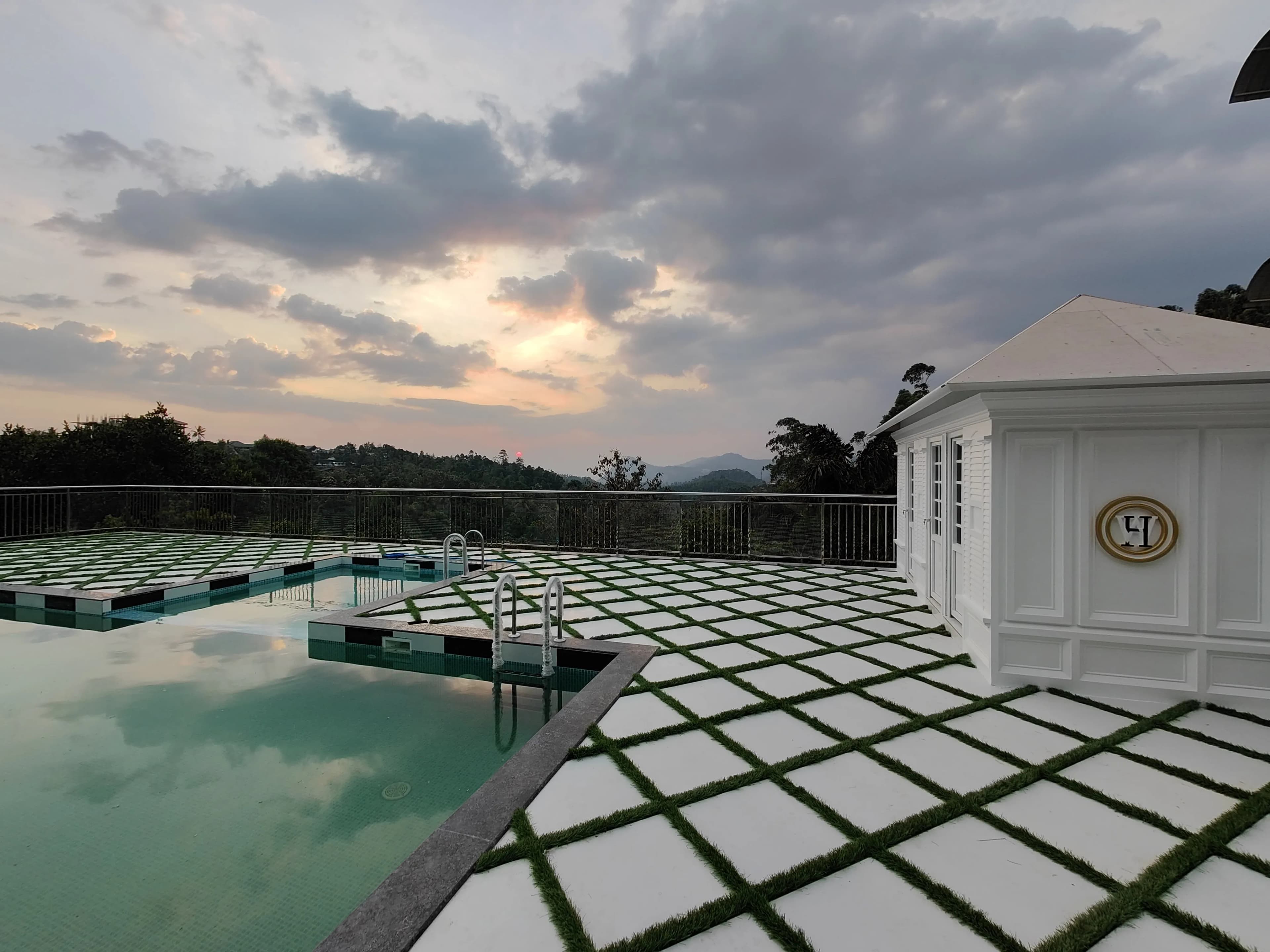 Why Resorts in Munnar with Swimming Pools are Perfect for Families with Kids