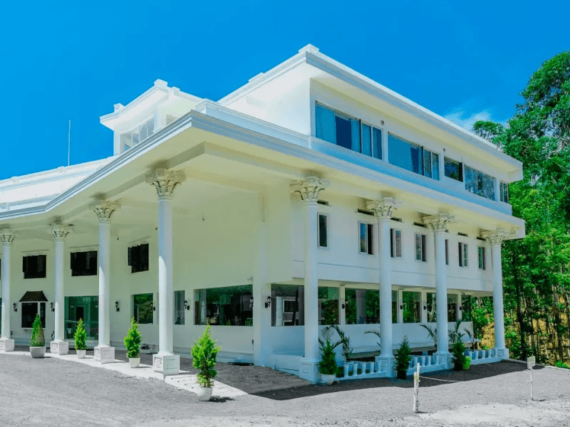 Facilities Guide: Pool, Restaurant & Banquet Hall at Hotel White House Munnar